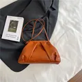 Bolso nube trenzado marrón con textura de piel sintética plisada y correa fina - Marrón