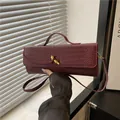 Elegante bolso baguette color vino con patrón de cocodrilo y hebilla de nudo dorado - Estilo Nudo de Cuerda Dorado(js9912) / Rojo