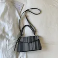 Sac bandoulière tissé à rayures grises avec poignée nouée et finitions dorées - Noir