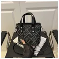 Detalle de bolso saco negro con bordados geométricos Wan-zi y herrajes plateados brillantes - Negro