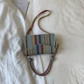 Petit sac bandoulière tissé à rayures colorées avec rabat enveloppe et sangle - Bleu