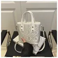 Detalle de mini bolso bombonera blanco con bordado geométrico y remaches plateados - Blanco