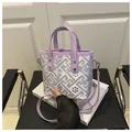 Detalle de bordado de bolso cubo étnico con adornos de cuero púrpura y remaches plata - Morado