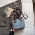 Bolso cubo de mezclilla con asas de cuero marrón y letras doradas de moda - Azul Sin Colgante