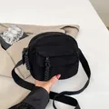 Modische schwarze Cord-Umhängetasche mit gewebtem Kordelzug-Detail an der Tasche - Schwarz