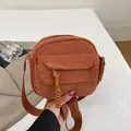 Umhängetasche aus Cord in leuchtendem Orange mit verstellbarem breitem Stoffgurt - Braun