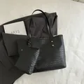 Grande borsa shopper nera intrecciata con pochette e borchie dorate per donne moderne - Nero