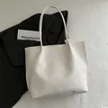 Grand sac cabas tressé blanc crème avec motif à carreaux pour un style minimaliste - Blanc