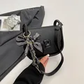 Piccola borsa a tracolla nera in pelle PU con sciarpa di seta a righe e fibbia - Nero