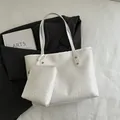 Set borsa tote a trama bianca con pochette coordinata e dettagli dorati lucidi - Bianco
