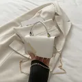 Mini witte lakleren crossbody tas met goudkleurige ketting en handvat - Wit
