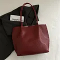 Sac cabas bordeaux en cuir tressé à la main avec grande capacité et doubles anses - Rouge