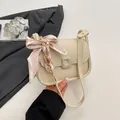 Borsa a tracolla beige con manico in foulard di seta a righe rosa e dettagli in catena oro - Bianco Sporco