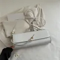 Weiße Baguette-Tasche mit Krokodil-Struktur und goldenem sechseckigem Metallverschluss - Weiß