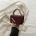 Mini bordeauxrode lakslederen crossbodytas met gouden ketting en glanzend effect - Rood