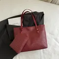 Borsa tote intrecciata bordeaux retrò con pochette coordinata e dettagli dorati - Rosso