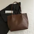 Grand sac cabas tressé à la main marron foncé avec texture cuir et fines bandoulières - Marron