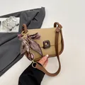 Elegante borsa a tracolla kaki e marrone con dettaglio decorativo in seta a righe - Cachi