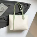 Bolso tote crema con asas verdes y motivos de dibujos animados en relieve chic - Verde