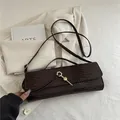 Dunkelbraune Baguette-Tasche mit Krokodil-Prägung und elegantem goldenem Verschluss - Braun