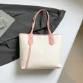 Bolso tote crema chic con asas rosas y patrones de dibujos animados en relieve - Rosa