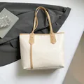Bolso tote crema con motivos grabados y correas de cuero marrón para el otoño de 2025 - Caqui