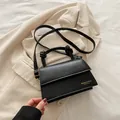 Klassische schwarze Umhängetasche aus Lederimitat mit Knotengriff und Goldapplikationen - Schwarz