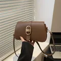 Borsa a spalla in pelle marrone minimalista con fibbia ovale dorata e design della base curvo - Marrone