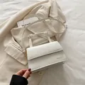 Beige Umhängetasche aus Kunstleder mit Knotengriff und verstellbarem Schultergurt - Weiß
