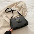 Sac sous le bras tissé noir minimaliste avec nœud doré et patchwork de cuir élégant - Noir