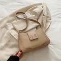 Sac à bandoulière en paille kaki avec fermoir nœud doré et bandoulière réglable - Khaki