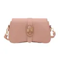 Rosafarbene matte Schultertasche aus Kunstleder mit goldener Schnalle und verstellbarem Gurt - Rosa
