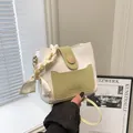 Sac seau chic beige et vert sauge avec poignée en soie et boucle en bois décorative - Vert
