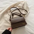 Dunkelbraune Crossbody-Tasche mit Goldaufschrift und verstellbarem Schultergurt - Braun