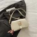Schicke cremeweiße Schultertasche mit goldener Schnalle und verstellbarem Riemen - Weiß