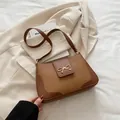 Sac à épaule rétro tressé marron caramel avec boucle noeud doré et détails en cuir - Marron