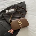 Vintage braune Umhängetasche aus Leder mit markanter goldener D-Link Metallschnalle - Braun