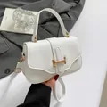 Sac bandoulière chic en cuir blanc grainé avec élégante boucle dorée en T - Blanc