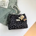 Bolso tote acolchado negro con motivos de lazos rosas y un llavero de peluche caqui - Con Colgante / Negro