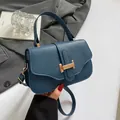 Sac bandoulière bleu marine motif litchi avec boucle H dorée et poignée ronde - Bleu