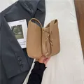 Khaki PU-Schultertasche mit weißen Nähten und goldenem Herzanhänger für Damen - Khaki