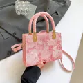 Rosa geblümte Jacquard-Umhängetasche mit goldenen Details und gewebtem Griff für Damen - Rosa
