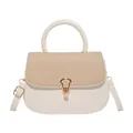 Elegante bolso bandolera blanco con solapa de paja trenzada y cierre metálico dorado - Blanco