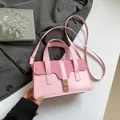 Bolso de hombro en cuero rosa y tela con cierre dorado y correa de hombro ajustable - Rosa