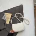 Minimalistische beige Umhängetasche mit Litchi-Textur und modischem geknotetem Schulterriemen - Gebrochenes Weiß