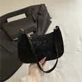 Elegante schwarze Hobo-Tasche mit Schlangenmuster, Goldreißverschluss und Struktur - Schwarz
