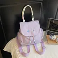 Lavendelfarbener stylischer Rucksack mit blauer Stickerei und cremefarbenem Griff - Rosa