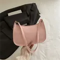 Rosafarbene Baguette-Tasche mit Schlangenmuster, Halbmondform und goldener Hardware - Rosa
