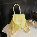 Hellgelber Canvas-Rucksack mit Seilgriff und Stickerei in einem Lifestyle-Ambiente - Gelb