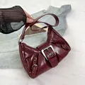 Sac à bandoulière en cuir brillant bordeaux avec plis vintage et grande boucle - Bordeaux